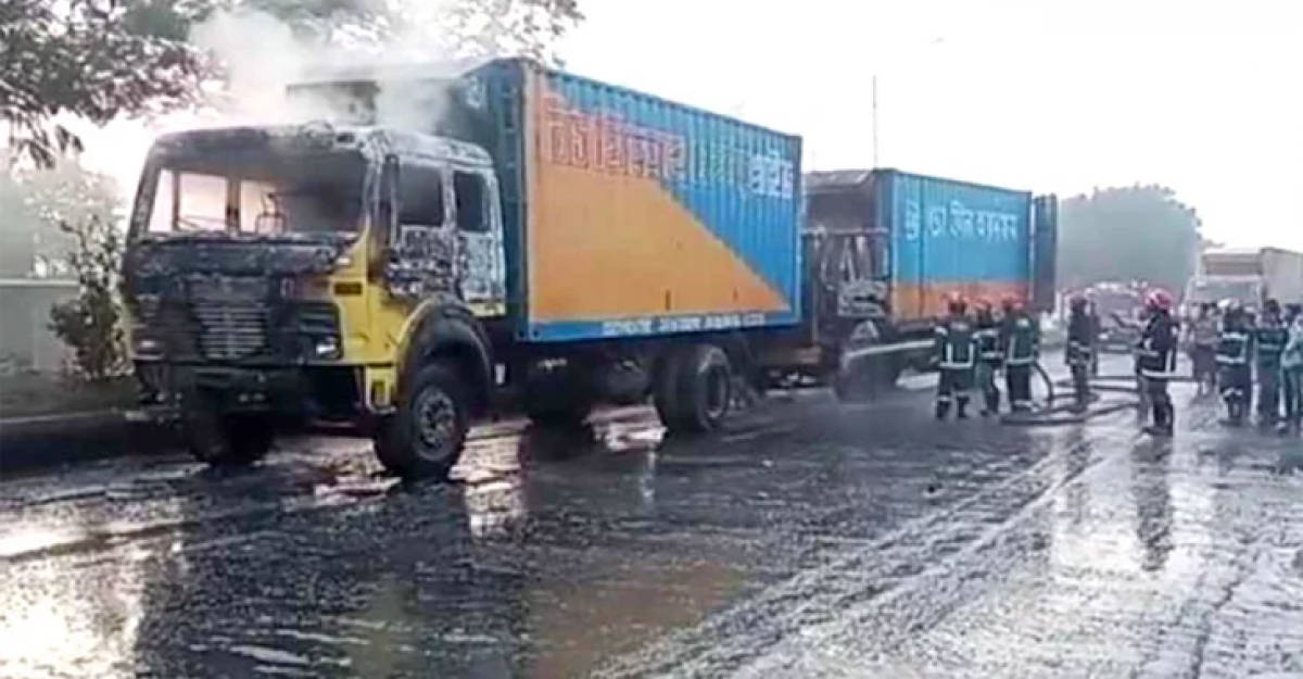 গাজীপুরে দুই কাভার্ডভ্যানে আগুন