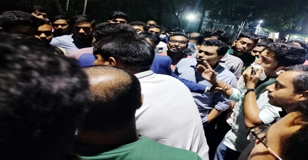 ঢাবিতে বাথরুমে যাওয়া নিয়ে মারামারি