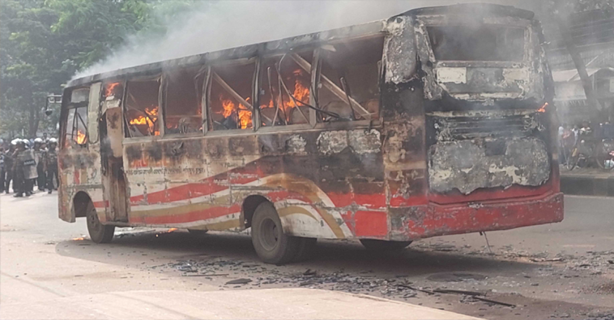 ষষ্ঠ দফা অবরোধে ৬ আগুন