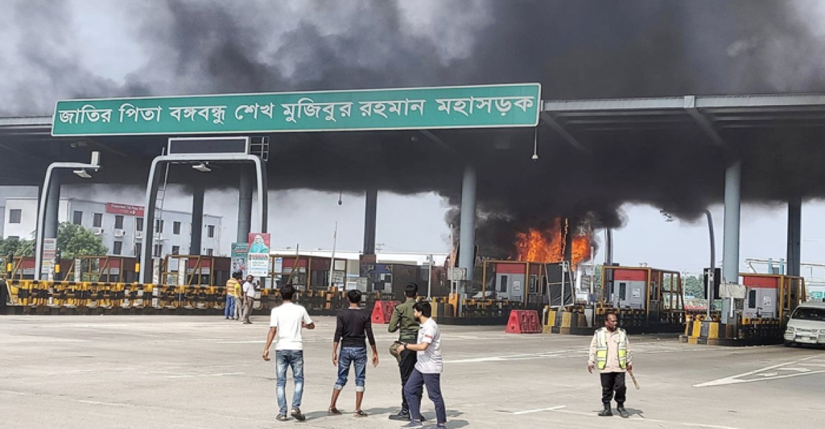 ঢাকা-ভাঙ্গা এক্সপ্রেসওয়ের টোল প্লাজায় বাসে আগুন