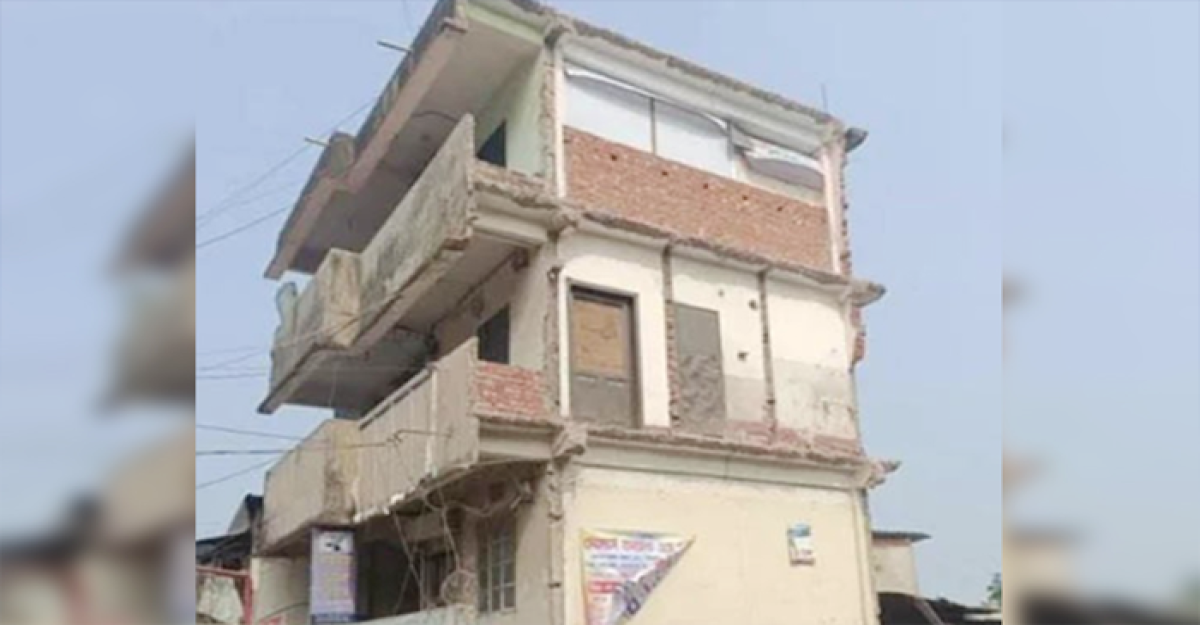 চট্টগ্রামে হেলে পড়েছে ৪ তলা ভবন