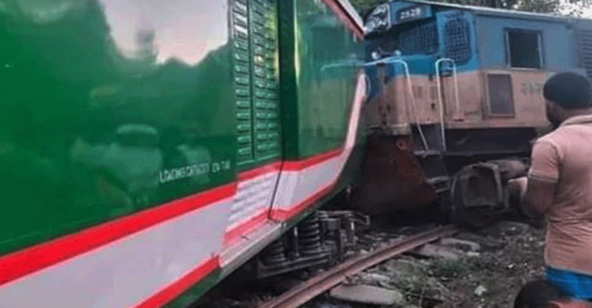 প্রায় ১৫ ঘন্টা পর কিশোরগঞ্জ এক্সপ্রেস ট্রেনের ইঞ্জিন ও বগি উদ্ধার