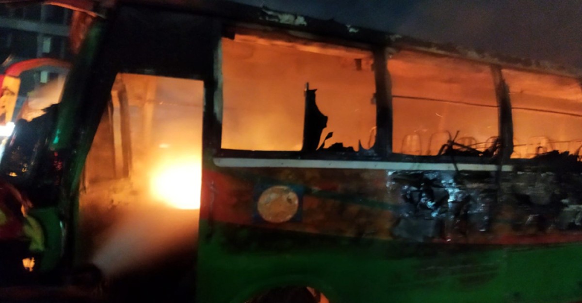যাত্রাবাড়ী হানিফ ফ্লাইওভারের নিচে বাসে আগুন