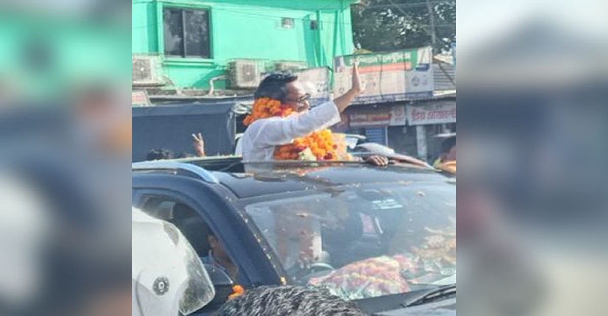 পঞ্চগড়ে নৌকার প্রার্থীকে ফুল দিয়ে বরণ