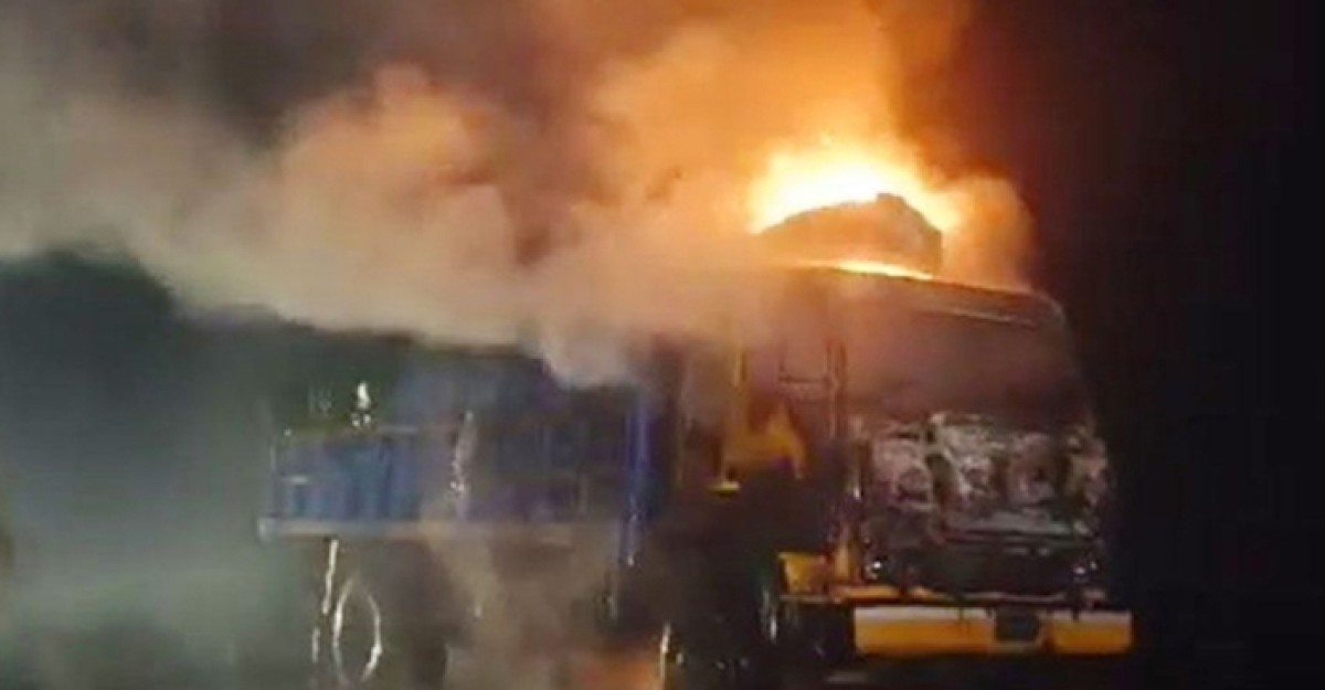 সোনারগাঁয়ে ট্রাকে আগুন
