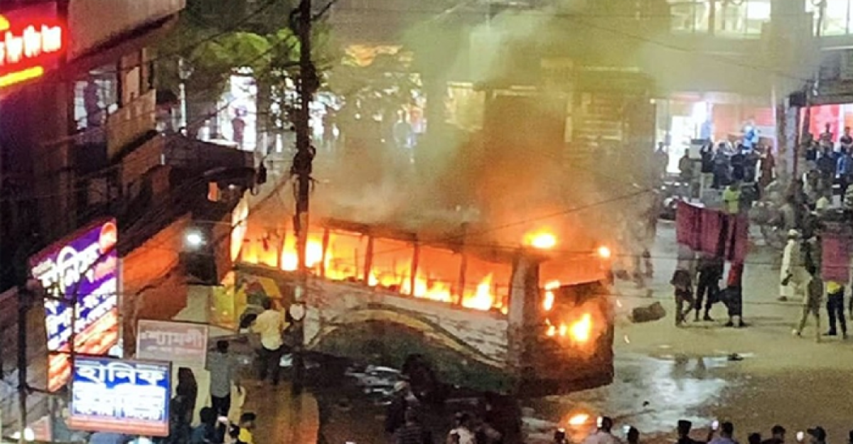 সায়েদাবাদে যাত্রীবাহী বাসে আগুন