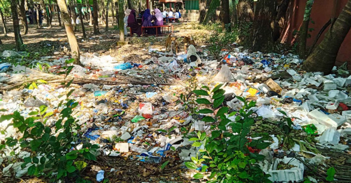 নোবিপ্রবির প্রশান্তি পার্ক যেন ময়লার ভাগাড়, স্বাস্থ্যঝুঁকিতে শিক্ষার্থীরা