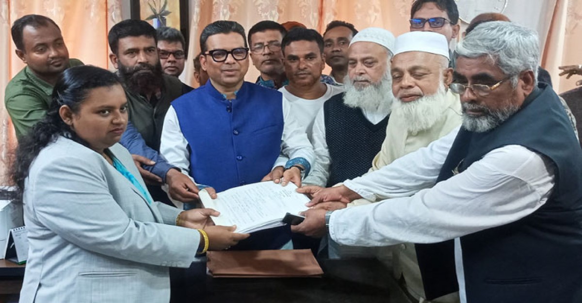 রাজাপুরে উৎসবমুখর পরিবেশে মনিরের মনোনয়নপত্র দাখিল