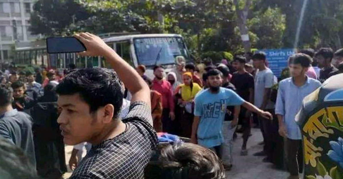 কুমিল্লায় হুড়োহুড়ি করে নামতে গিয়ে আহত দুই শতাধিক