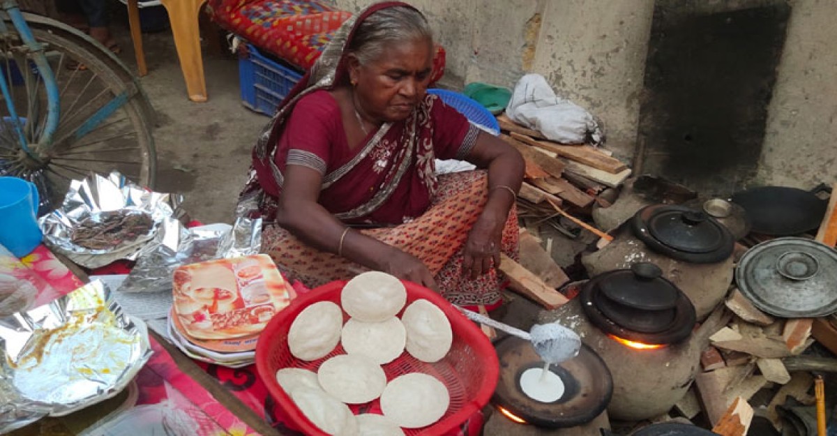 ধামরাইয়ে মোড়ে মোড়ে শীতের পিঠা বিক্রি