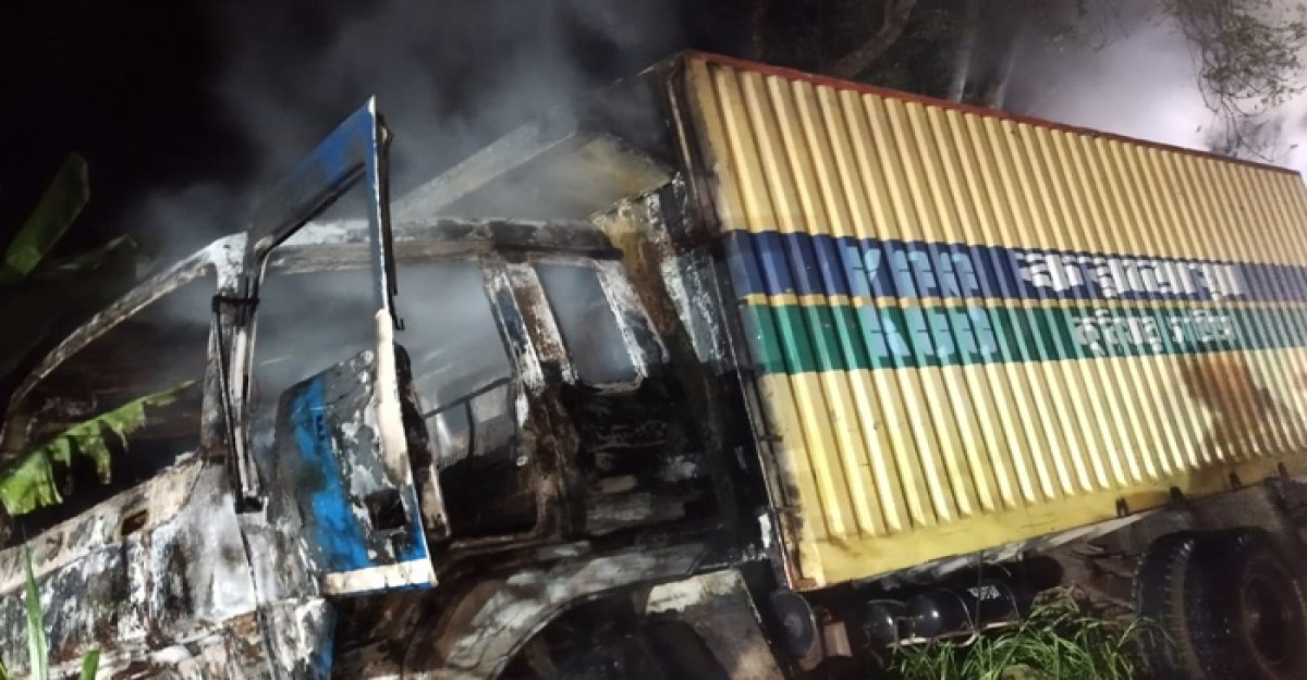 উল্লাপাড়ায় কুরিয়ার সার্ভিসের গাড়িতে আগুন