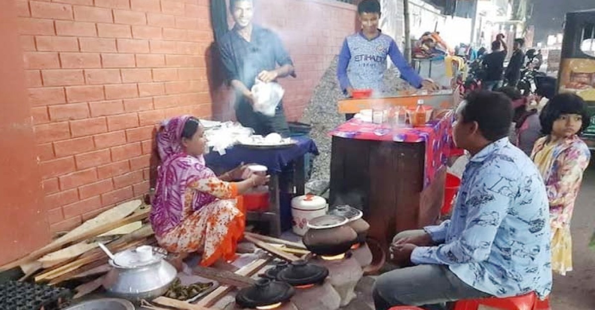 গোবিন্দগঞ্জ মোড়ে মোড়ে বিক্রি হচ্ছে শীতের পিঠা