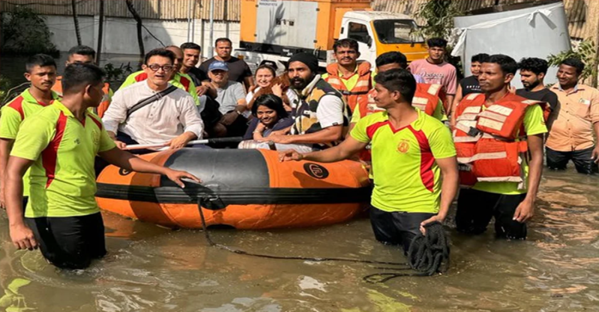 বন্যায় বিপাকে বলিউডের আমির খান