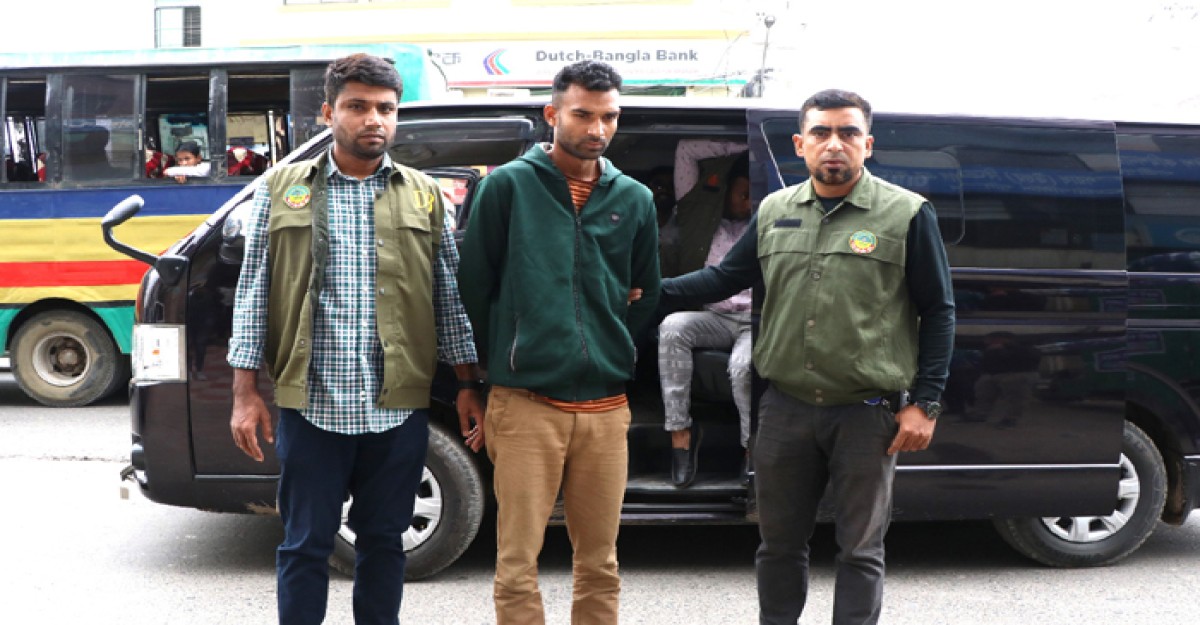 ভুয়া ফেসবুক আইডি ব্যবহারকারী প্রতারক গ্রেফতার