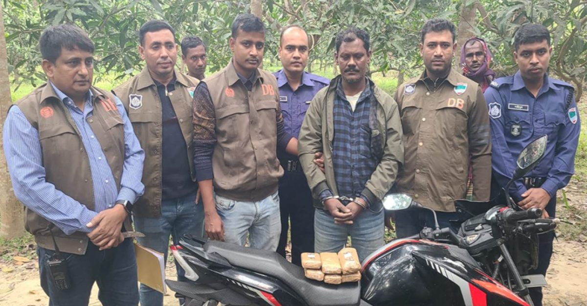 দর্শনায় দেড় কেজি স্বর্ণের গয়নাসহ এক পাচারকারী আটক