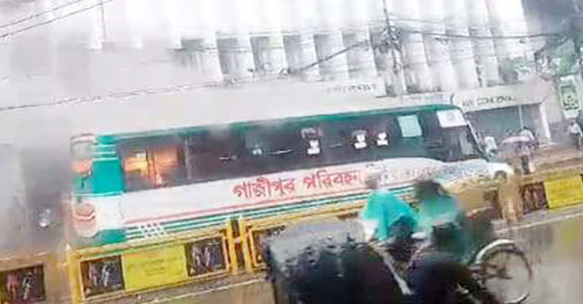 মতিঝিল যাত্রীবাহী বাসে আগুন