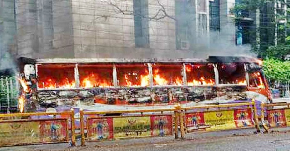 বৃষ্টির মধ্যেই শাহবাগে বাসে আগুন