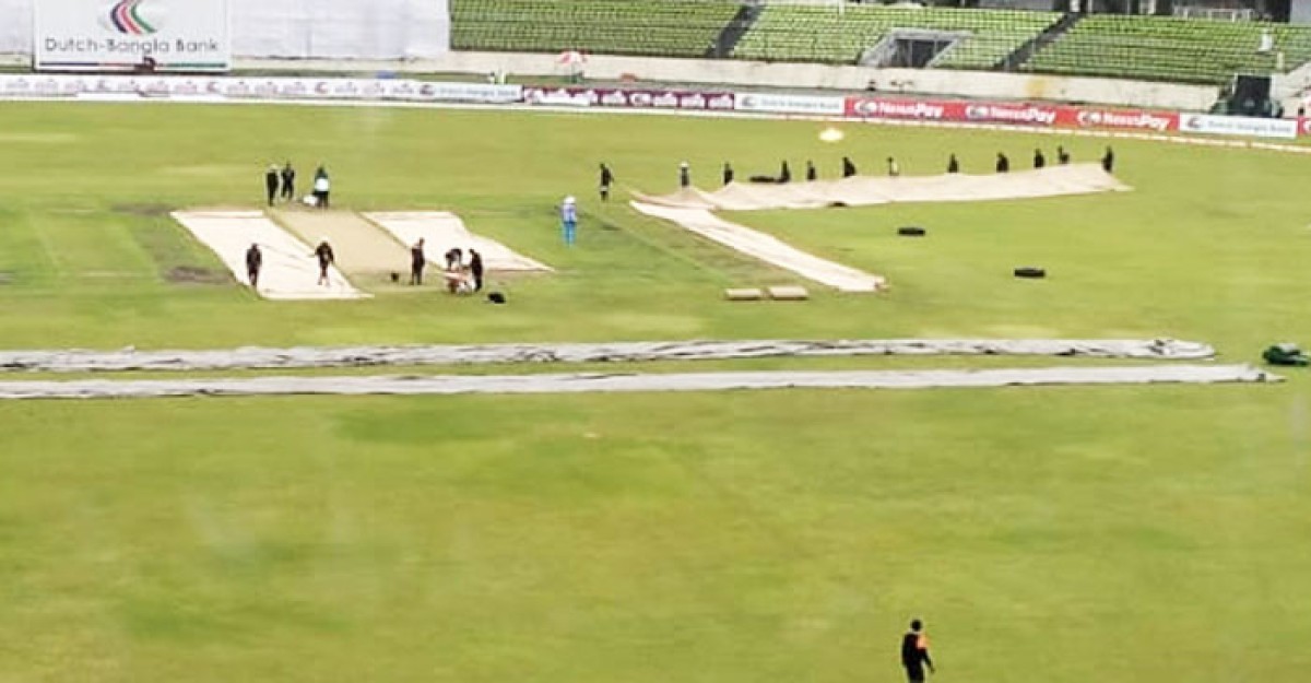 বৃষ্টি কাটিয়ে শুরু হয়েছে তৃতীয় দিনের খেলা