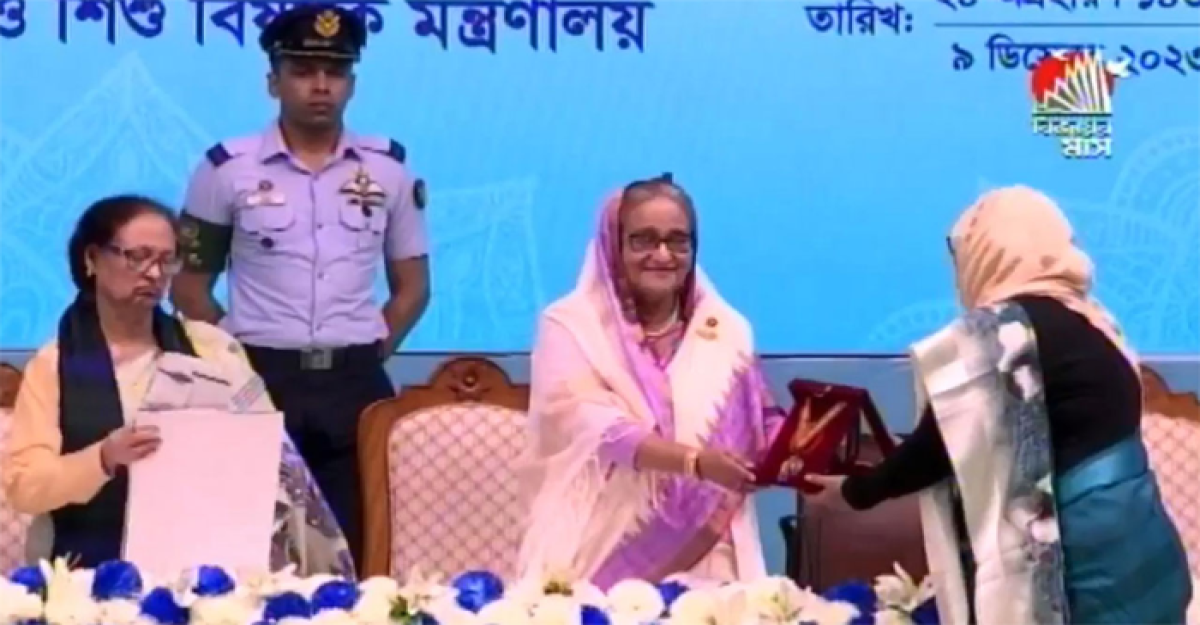 রোকেয়া পদক তুলে দিলেন প্রধানমন্ত্রী