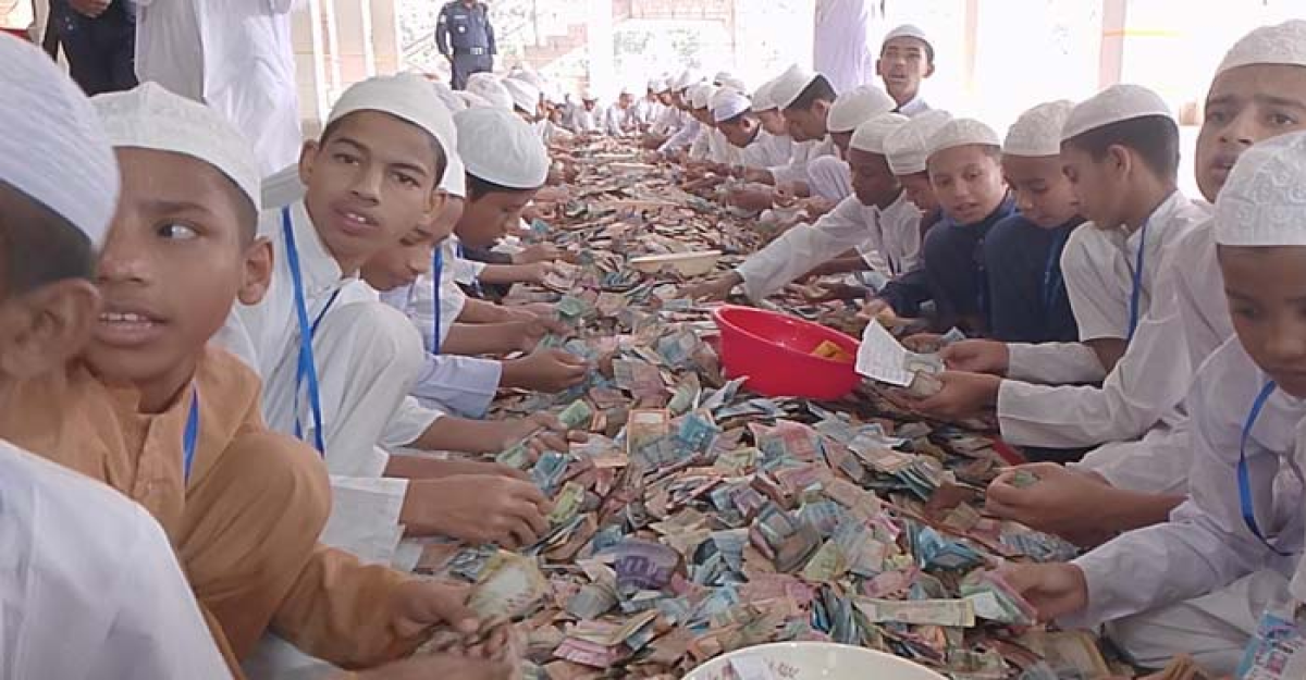 এবার পাগলা মসজিদের দানবাক্সে মিলল ২৩ বস্তা টাকা