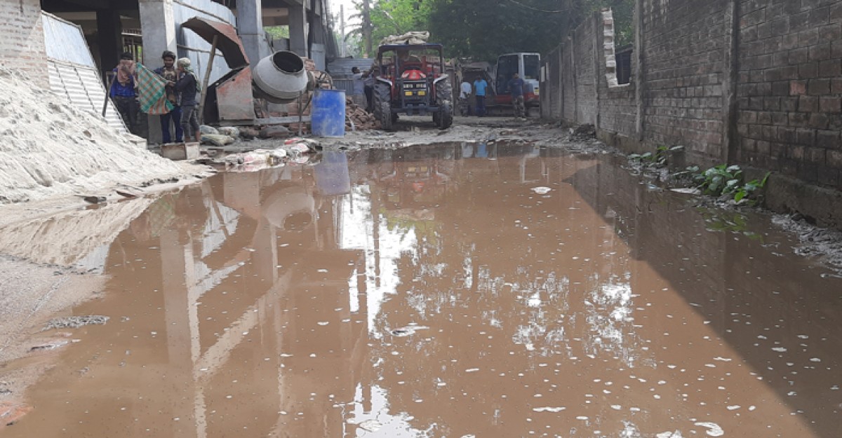 কসাইখানার বর্জ্য রাস্তায় দুর্গন্ধে ভোগান্তিতে সাধারণ মানুষ