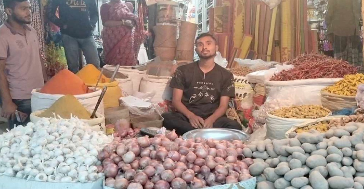 ধামরাইয়ে দোকানে পেঁয়াজ থাকলেও দাম অনেক বেশি