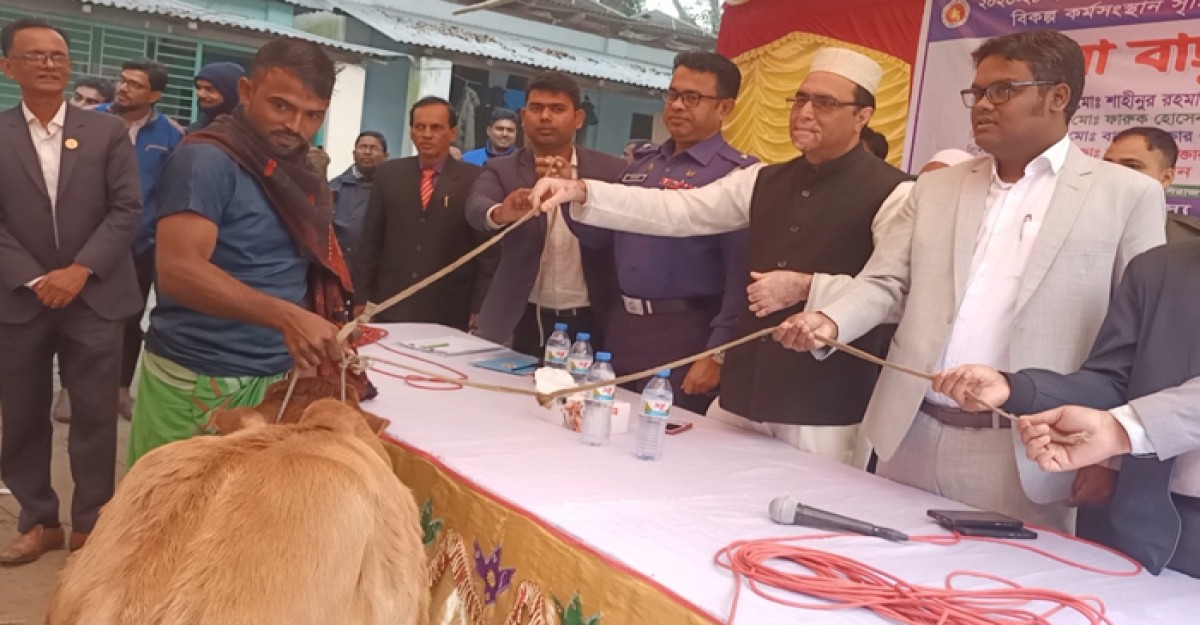 চৌহালীতে নিষেধাজ্ঞা মান্য করায় গরু পেলো ৩২ জেলে