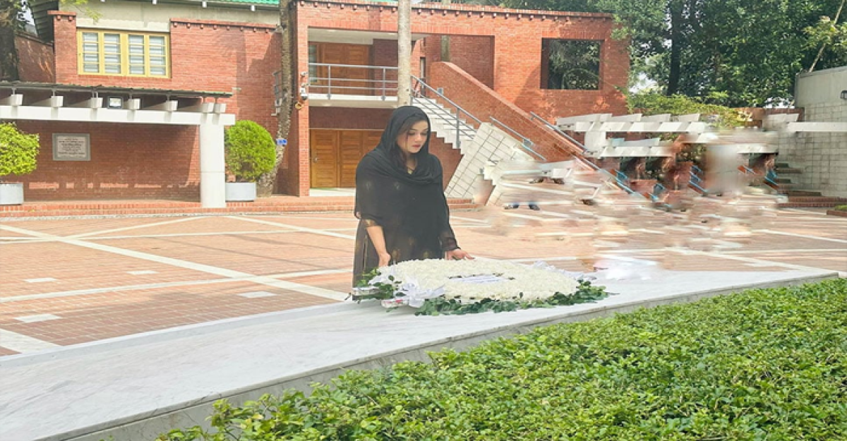 টুঙ্গিপাড়ায় বঙ্গবন্ধুর সমাধিতে মাহিয়া মাহির শ্রদ্ধা