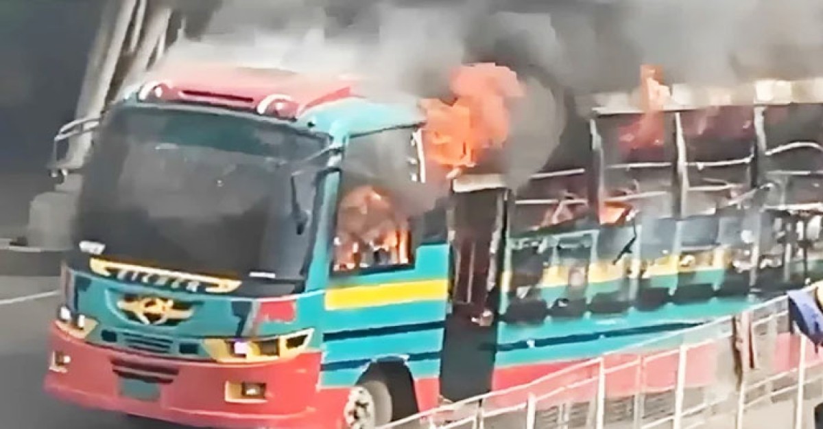 ধানমন্ডিতে রজনীগন্ধা পরিবহনের বাসে আগুন