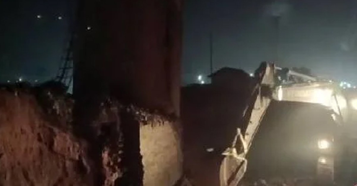 পশ্চিমবঙ্গে ইটভাটার চিমনি ভেঙে নিহত ৩