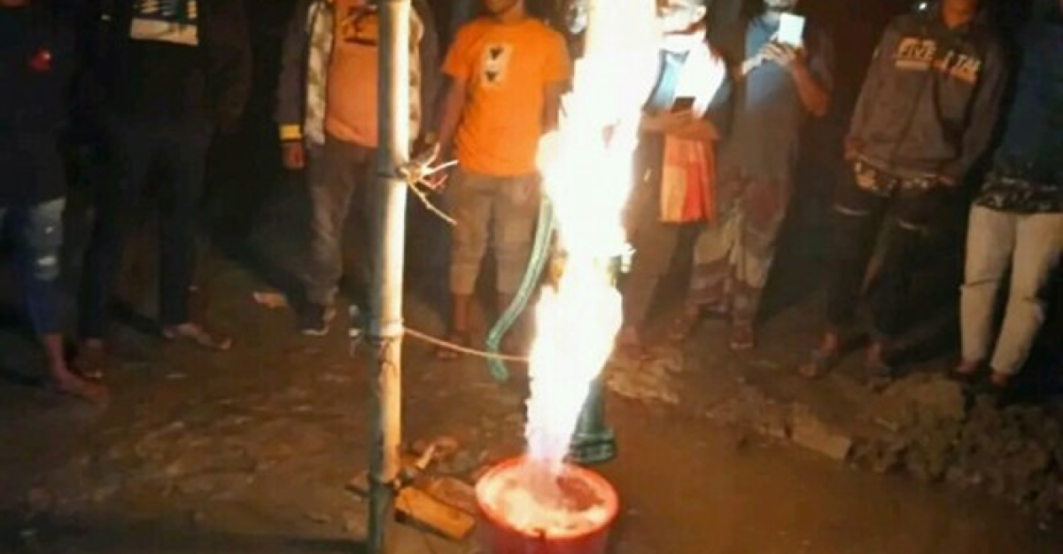কুমিল্লায় টিউবওয়েল থেকে বের হচ্ছে গ্যাস
