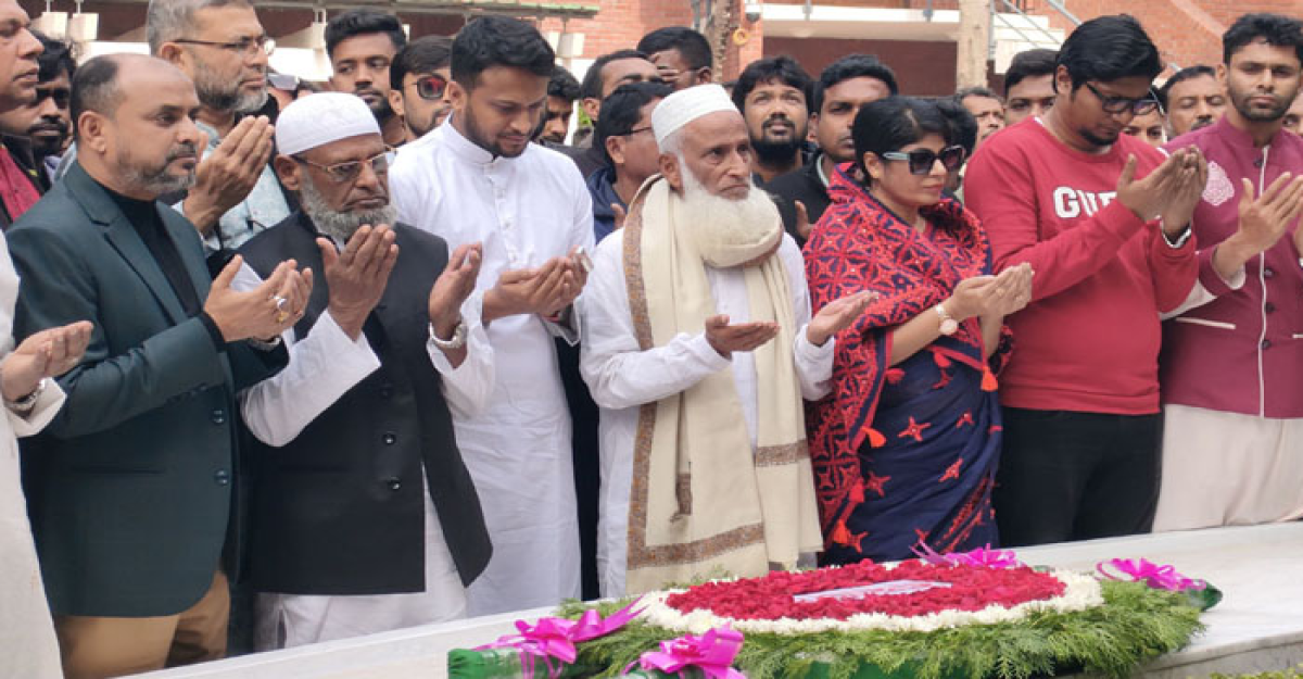 বঙ্গবন্ধুর সমাধিতে শ্রদ্ধা নিবেদনের মাধ্যমে সাকিবের নির্বাচনী প্রচারণা শুরু
