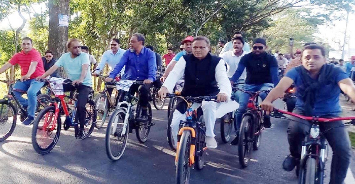 বঙ্গবন্ধুর অনুকরণে সাইকেল চালিয়ে তথ্যমন্ত্রীর গণসংযোগ শুরু