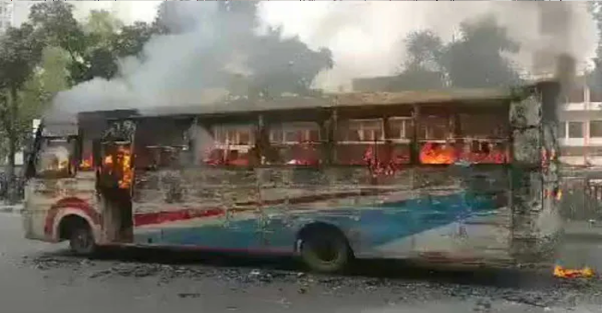 গুলিস্তান জিরো পয়েন্টে বাসে আগুন