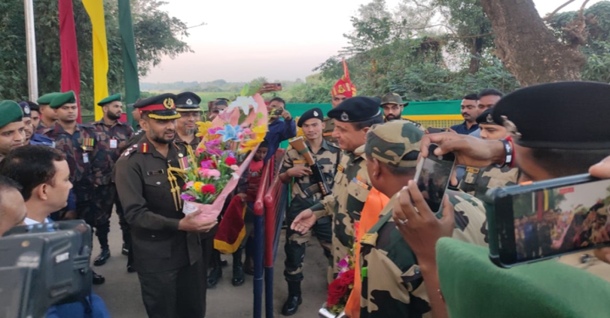 বিজিবি দিবসে বিজিবি-বিএসএফ ফুল ও মিষ্টি বিনিময়
