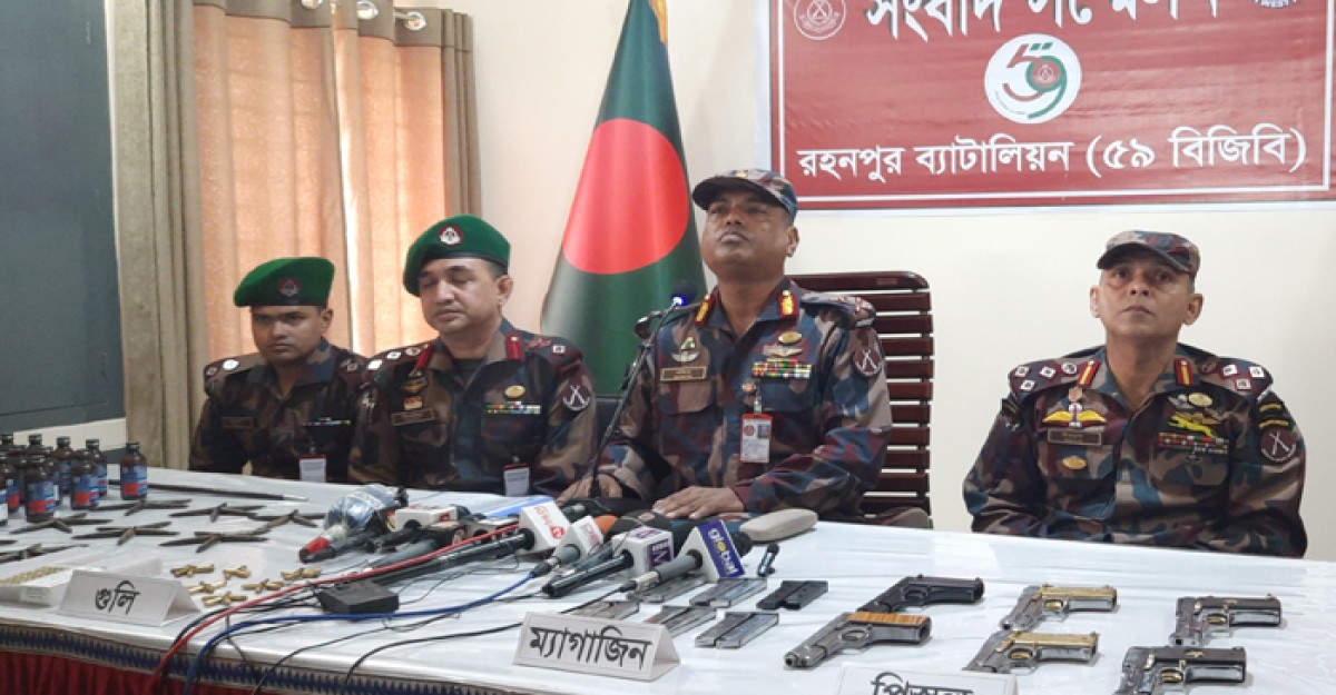 চাঁপাইনবাবগঞ্জে ৫৯ বিজিবির সবচেয়ে বড় অস্ত্র চালান উদ্ধার