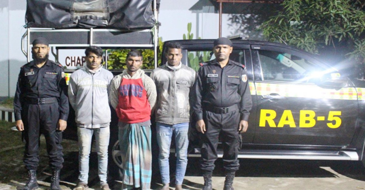চাঁপাইনবাবগঞ্জে ফেনসিডিলসহ ৩ মাদক ব্যাবসায়ী আটক