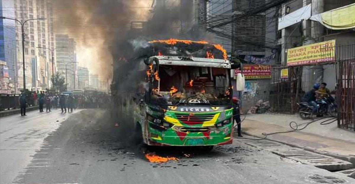 জুরাইনে রাইদা পরিবহনের বাসে আগুন