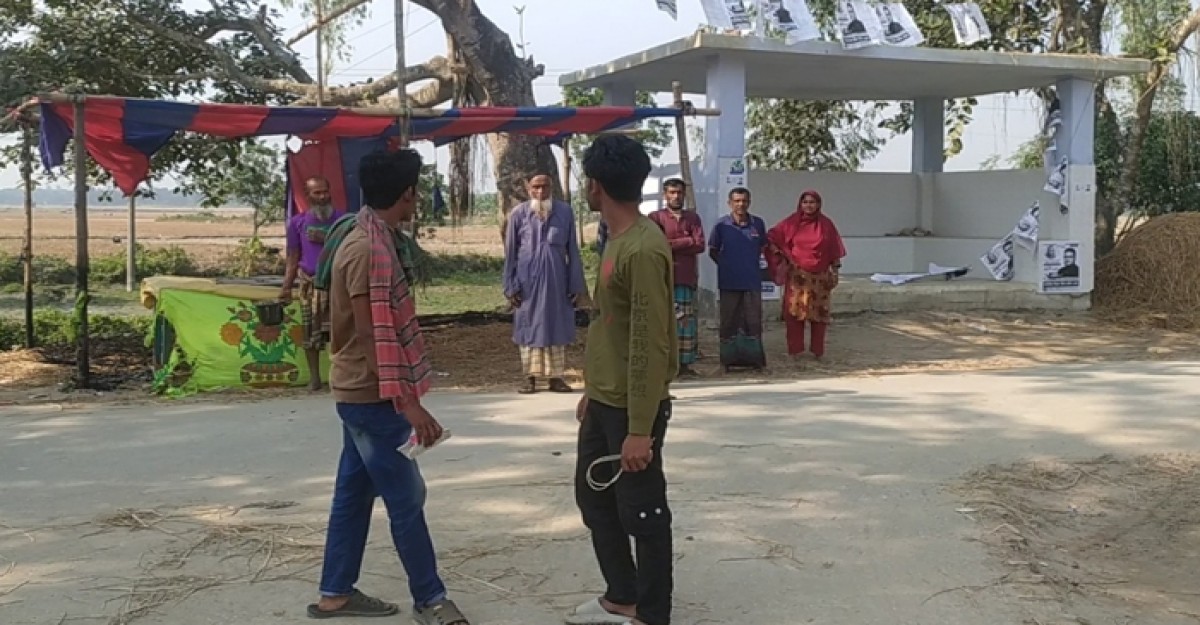 নওগাঁয় নৌকার প্রার্থীর নির্বাচনী ক্যাম্পে অগ্নিসংযোগ