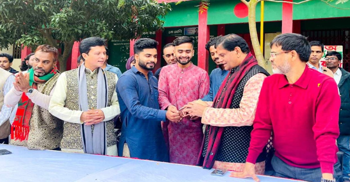 বিশ্ববিদ্যালয় শিক্ষার্থীরা টিফিনের টাকা তুলে দিল নৌকার প্রার্থীকে
