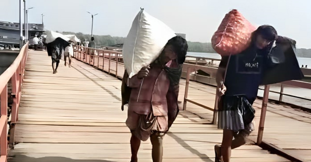 টেকনাফ স্থলবন্দরে পেঁয়াজ ও সুপারিবাহি মিয়ানমারের ট্রলার এল