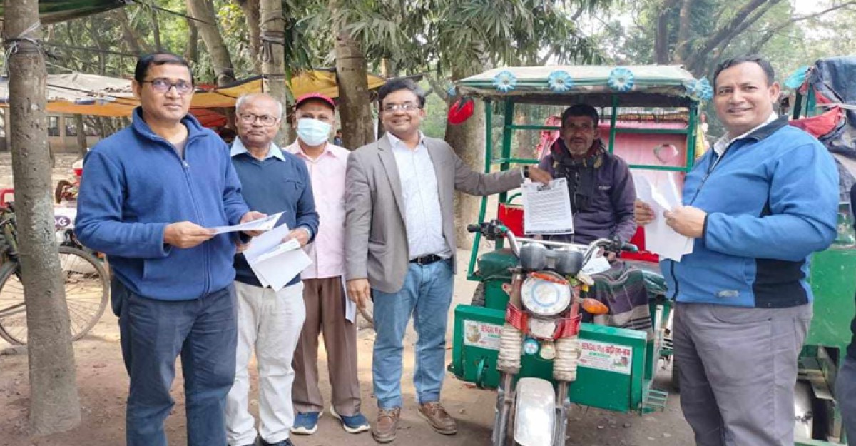 জাবি বিএনপিপন্থী শিক্ষকদের লিফলেট বিতরণ