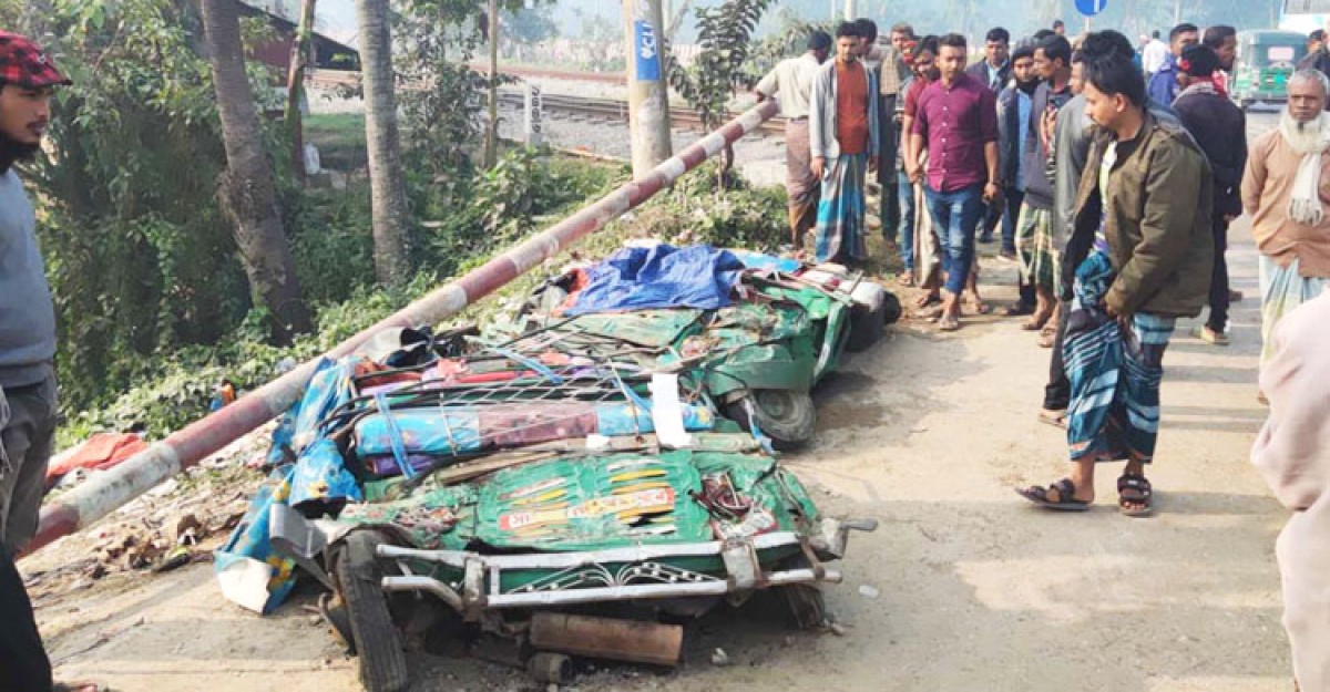 লরি উল্টে চাপা পড়েছে ২ সিএনজি, তিন ঘণ্টা পর ট্রেন চলাচল স্বাভাবিক