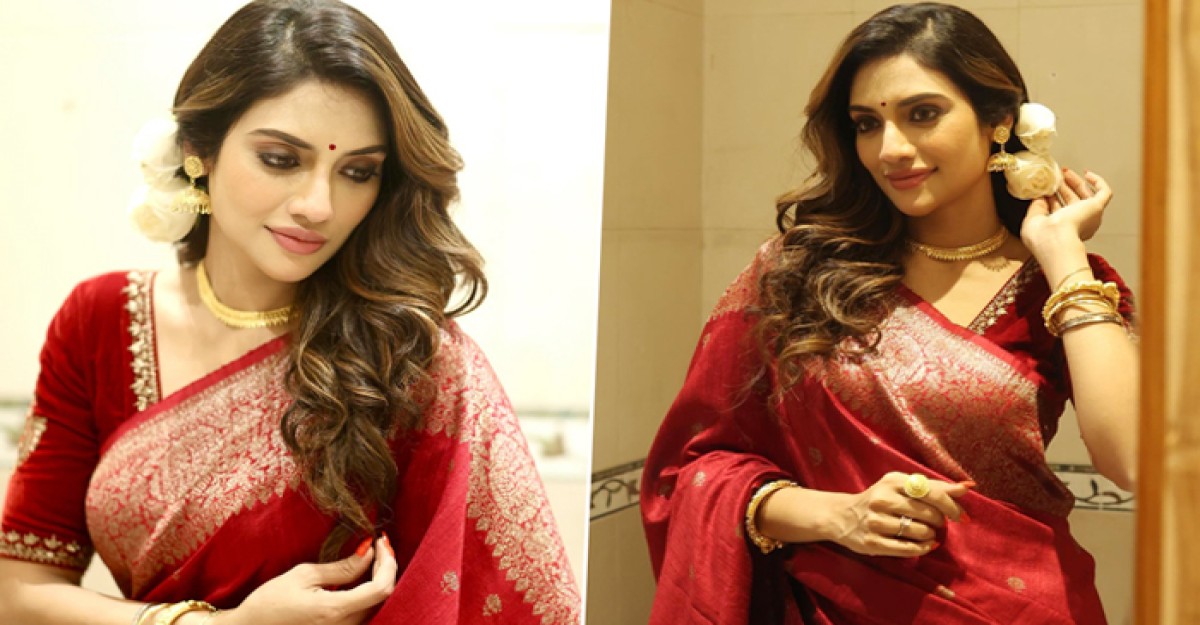 গাঢ় রঙের শাড়িতে গ্ল্যামার ছড়ালেন নুসরাত জাহান