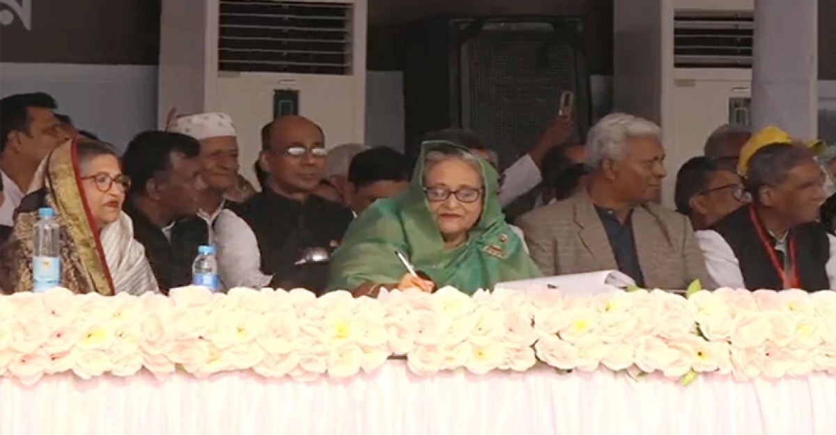 বরিশালের জনসভা মঞ্চে শেখ হাসিনা