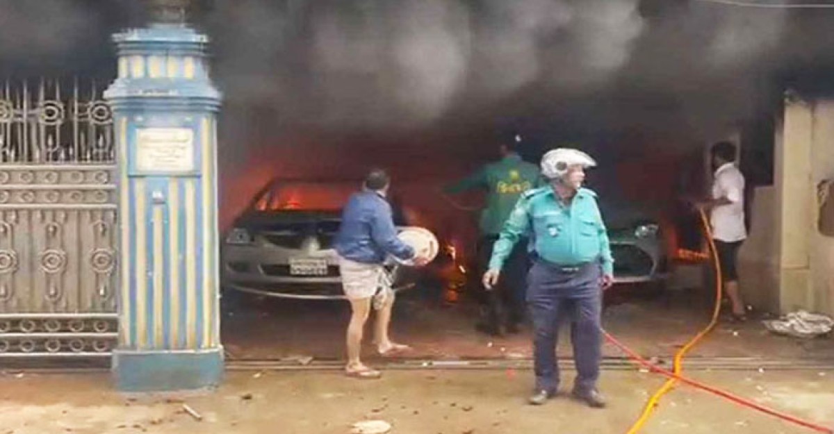 বনশ্রীতে গৃহকর্মীর মৃত্যুর ঘটনায় ৩ গাড়িতে আগুন, আহত ৩
