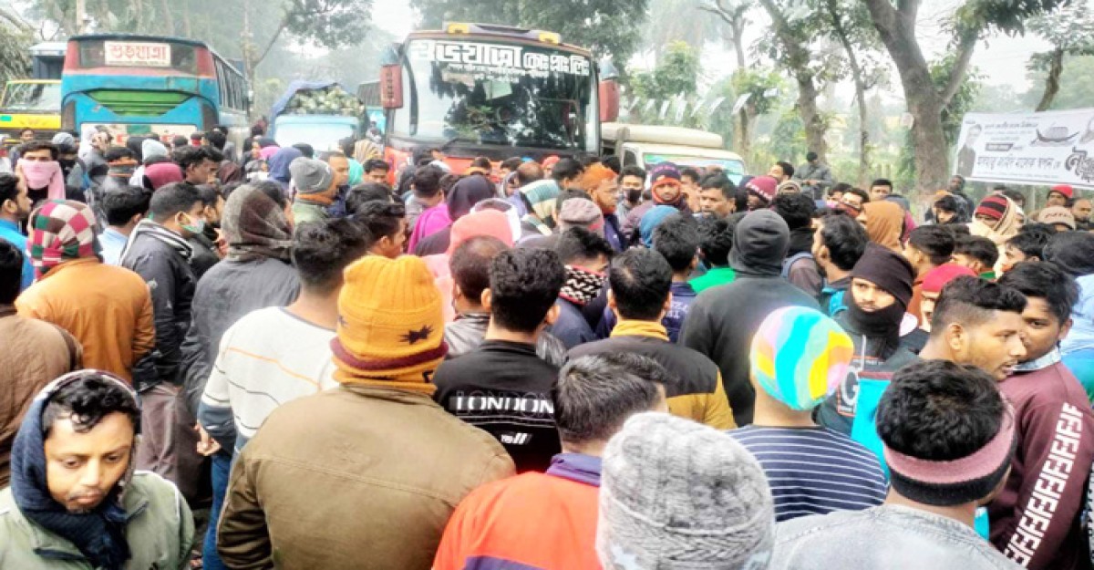 ঢাকা-আরিচা মহাসড়ক অবরোধ করে শ্রমিকদের বিক্ষোভ