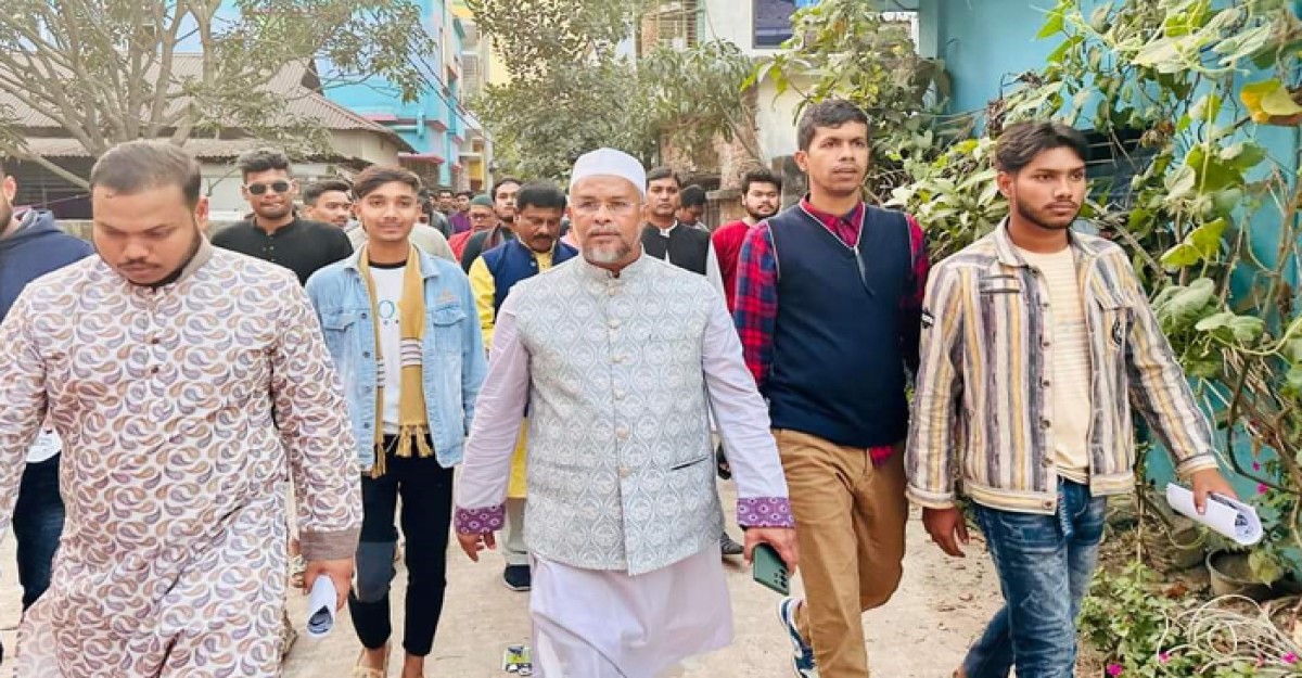 নৌকার পক্ষে জোরালো প্রচার প্রচারণা চালাচ্ছে পৌর মেয়র গোলাম কবির
