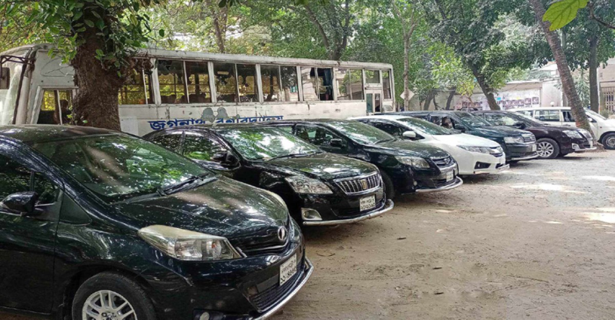 জবি ক্যাম্পাসে যত্রতত্র পার্কিং, নষ্ট হচ্ছে সৌন্দর্য