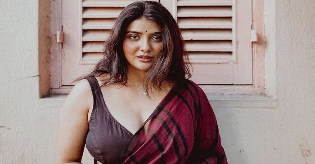 পায়ে চোট নিয়েও বিকিনিতে শ্রীলঙ্কায় পার্নো মিত্র